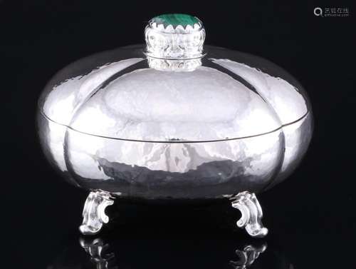 800 silver hammered lidded box with malachite knob, Silber H...