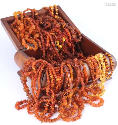 29 amber necklaces, Bernsteinketten,