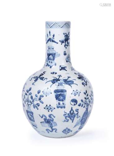 A LARGE CHINESE BLUE AND WHITE VASE