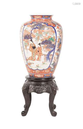 AN IMARI VASE