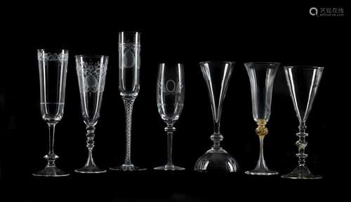 A GROUP OF SEVEN ASSORTED MODERN CLEAR GLASS WINE GLASSES