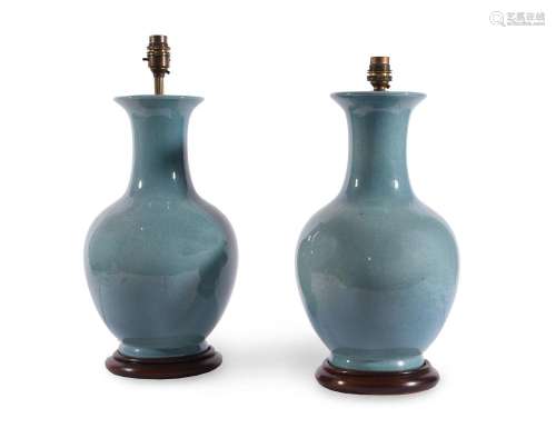 A PAIR OF CERAMIC TABLE LAMPS IN CHINESE STYLE