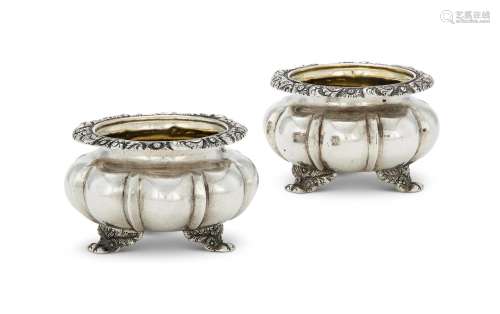 A PAIR OF INDIAN COLONIAL SILVER CAULDRON SALTS