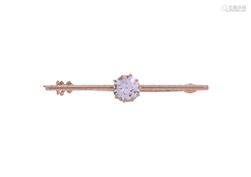 A LATE VICTORIAN DIAMOND SINGLE STONE BAR BROOCH