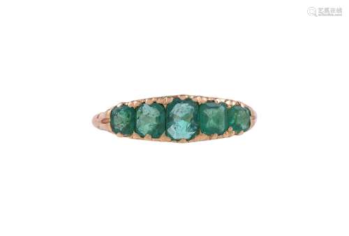 AN EARLY 20TH CENTURY 18 CARAT GOLD AND EMERALD FIVE STONE R...