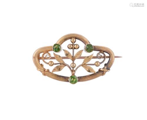 AN ART NOUVEAU DEMANTOID GARNET BROOCH, CIRCA 1910