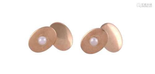 A PAIR OF EARLY 20TH CENTURY BOUTON PEARL CUFFLINKS