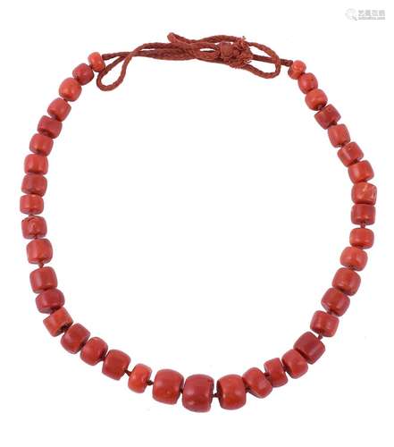 Y CORALLIUM JAPONICUM, A CORAL BEAD NECKLACE