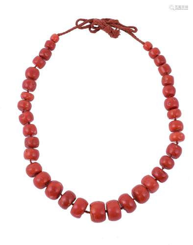 Y CORALLIUM JAPONICUM, A CORAL BEAD NECKLACE