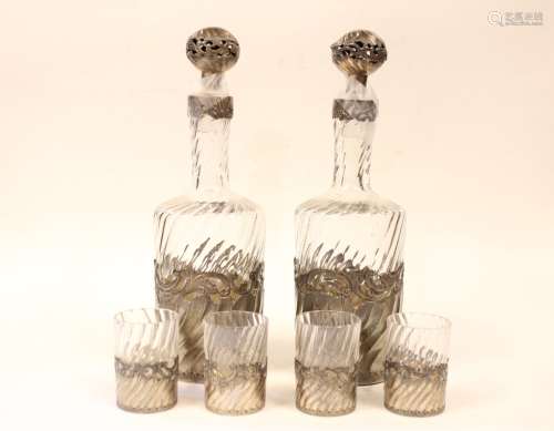 Continental Decanter w 4 silver cups