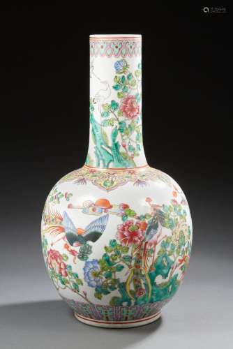 CHINE – <br />
Grand vase bouteille en porcelaine décoré en ...