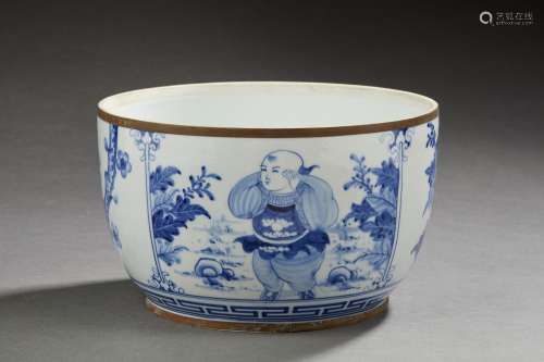 VIETNAM - XXe siècle<br />
Pot en porcelaine décorée en bleu...