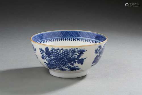 CHINE<br />
Bol circulaire en porcelaine décoré en bleu de c...