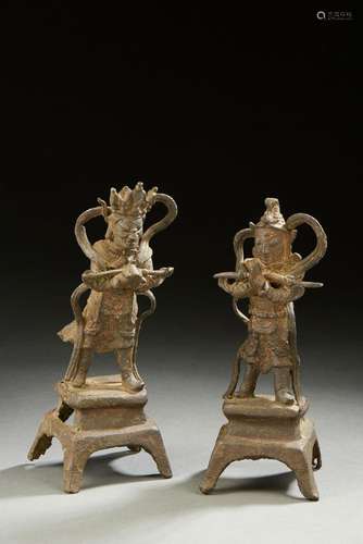 CHINE<br />
Paire de figurines en fonte de fer ou de bronze ...