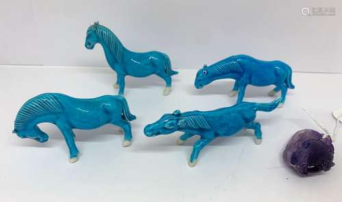 Ensemble de quatre chevaux en porcelaine émaillée bleue et <...