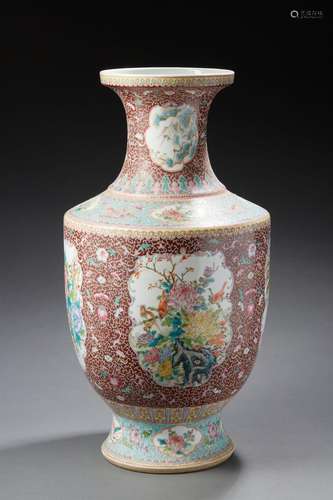 CHINE<br />
Grand vase de forme balustre en porcelaine décor...