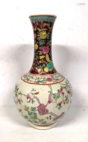 CHINE<br />
Vase à long col étroit en porcelaine décoré en é...