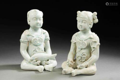 CHINE<br />
Deux figurines en porcelaine représentant des en...