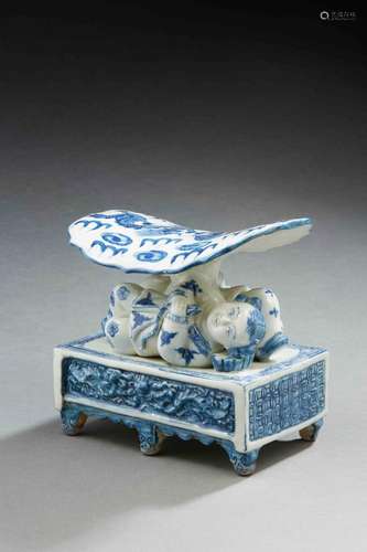 CHINE<br />
Repose-tête en porcelaine représentant un person...