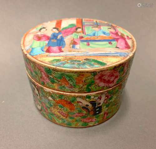 CHINE CANTON<br />
Boite circulaire en porcelaine émaillée p...