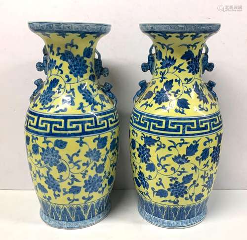 Paire de vases balustres en porcelaine à décor en émail bleu...