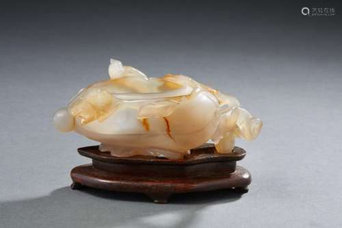 Godet à eau de lettré en agate sculptée représentant un frui...