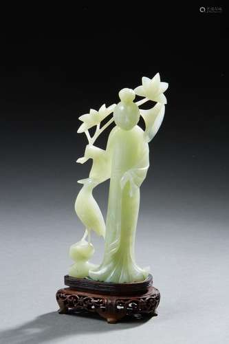 CHINE<br />
Figurine en pierre dure à l’imitation du jade ve...