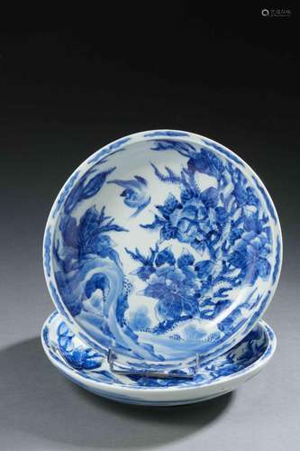 JAPON<br />
Paire de coupes circulaires en porcelaine décoré...