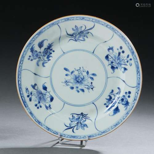 CHINE<br />
Assiette circulaire en porcelaine décorée de fle...