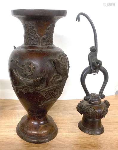 JAPON <br />
Lot composé <br />
Un vase en bronze à patine b...