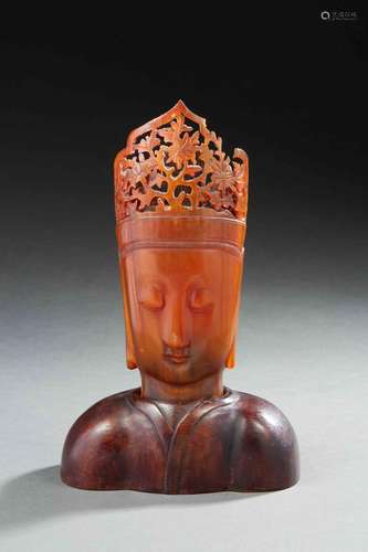 CHINE<br />
Buste de déesse guanyin en bois sculpté