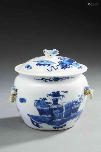 CHINE<br />
Pot couvert circulaire en porcelaine décoré en b...