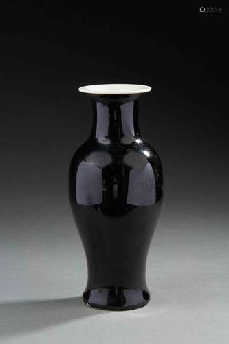 CHINE<br />
Vase balustre en porcelaine à fond monochrome