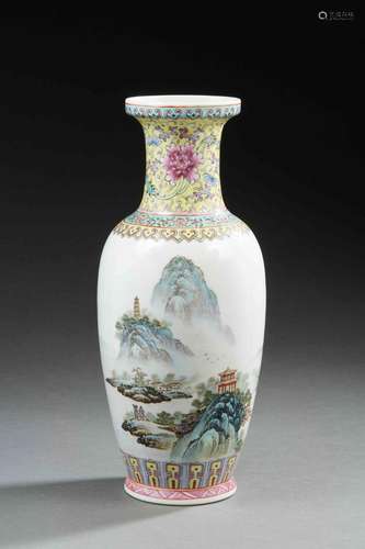 CHINE<br />
Vase balustre en porcelaine décoré en émaux de l...