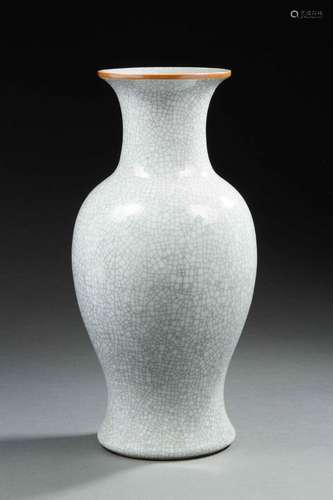 CHINE<br />
Vase balustre en porcelaine à fond céladon gris ...