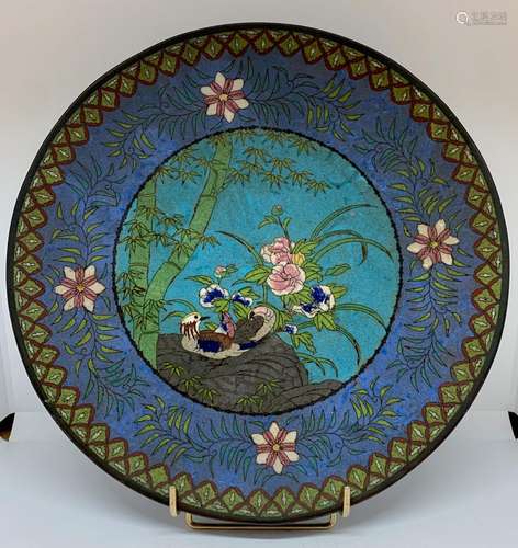 JAPON<br />
Plat en bronze cloisonné à décor d'oiseaux .<br ...