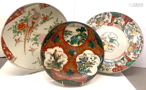 JAPON<br />
Trois plats en porcelaine décorés en polychrome ...