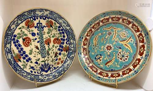 JAPON<br />
Deux assiettes en porcelaine à décor polychrome ...