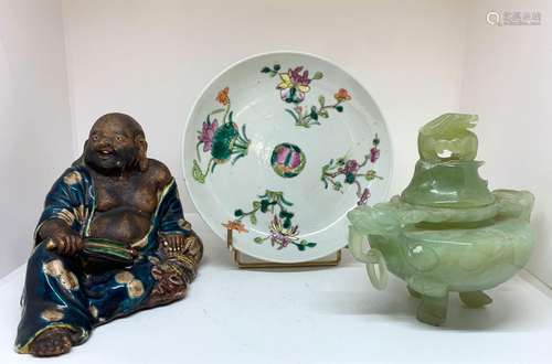 Ensemble d'un bouddha assis en porcelaine décoré en emaux