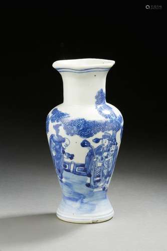 CHINE<br />
Vase balustre en porcelaine  décoré en bleu d’im...