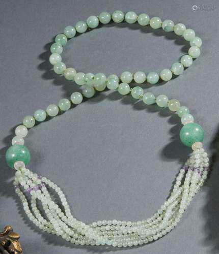 CHINE<br />
Collier de perles de jade comprenant quarante-ci...