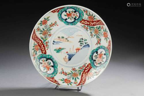 JAPON<br />
Deux plats circulaires en porcelaine à décors di...