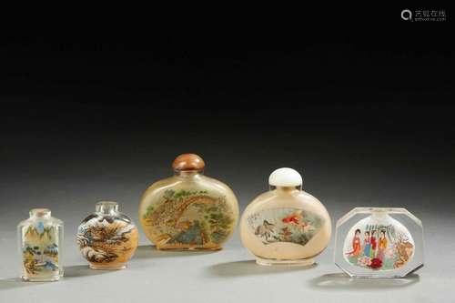 CHINE<br />
Cinq flacons tabatières priser en verre peint <b...