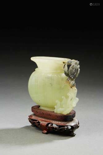 CHINE<br />
Jade vert clair sculpté représentant une nasse d...