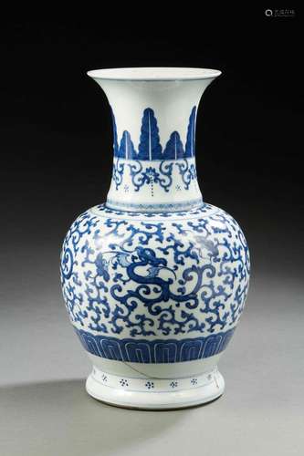 CHINE<br />
Vase en porcelaine de forme balustre décoré en b...