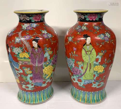 JAPON<br />
Paire de vases balustre à décor polychrome de pe...