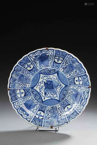 JAPON<br />
Plat en porcelaine décoré dans le style karak en...