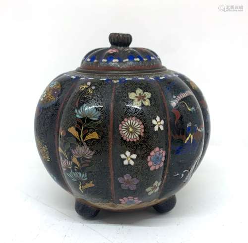 JAPON<br />
Pot godronné couvert en bronze cloisonné reposan...