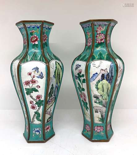 CHINE<br />
Paire de vases en bronze émaux à décor de paysag...