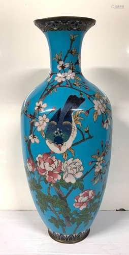 CHINE OU JAPON<br />
Vase en bronze cloisonné à fond bleu éc...